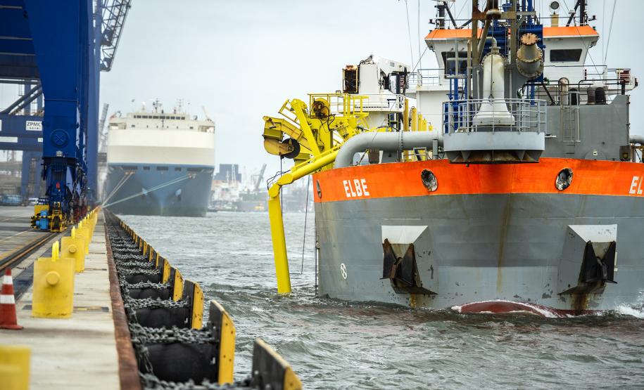 Trabalho é feito nos berços do cais comercial e píer público de inflamáveis. Obra de manutenção vai manter a profundidade mantida nos berços é de 13,5 metros e de 11 metros no píer