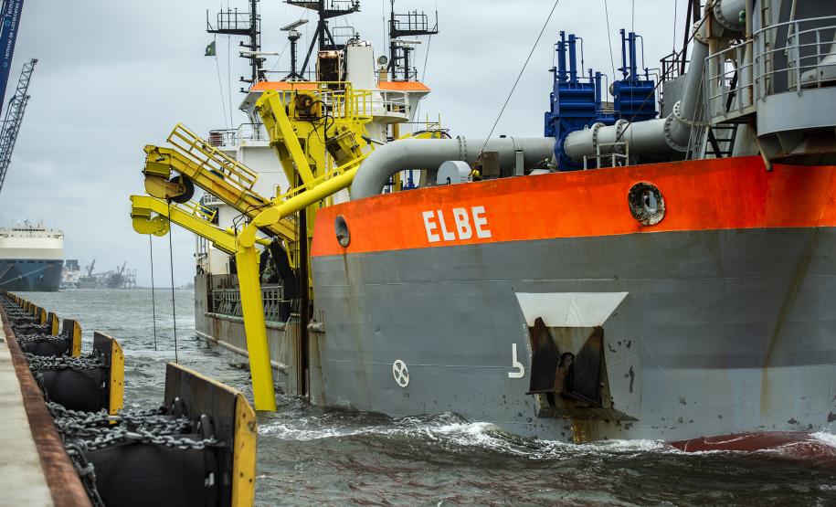 Trabalho é feito nos berços do cais comercial e píer público de inflamáveis. Obra de manutenção vai manter a profundidade mantida nos berços é de 13,5 metros e de 11 metros no píer