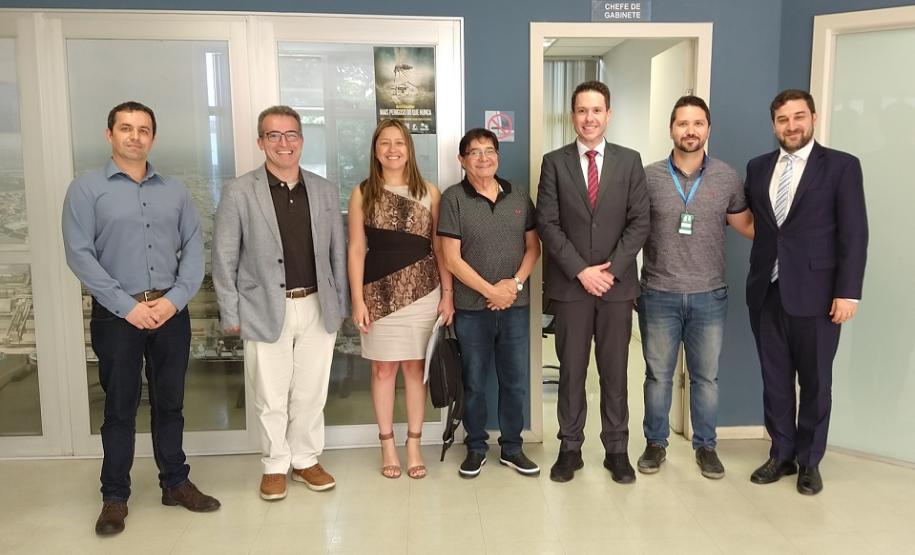 Ele conheceu um pouco mais sobre a estrutura dos portos paranaenses. De janeiro a outubro, este ano, foi quase 1,2 milhão de toneladas de cargas movimentadas pelos terminais do Paraná, com essa origem ou destino.