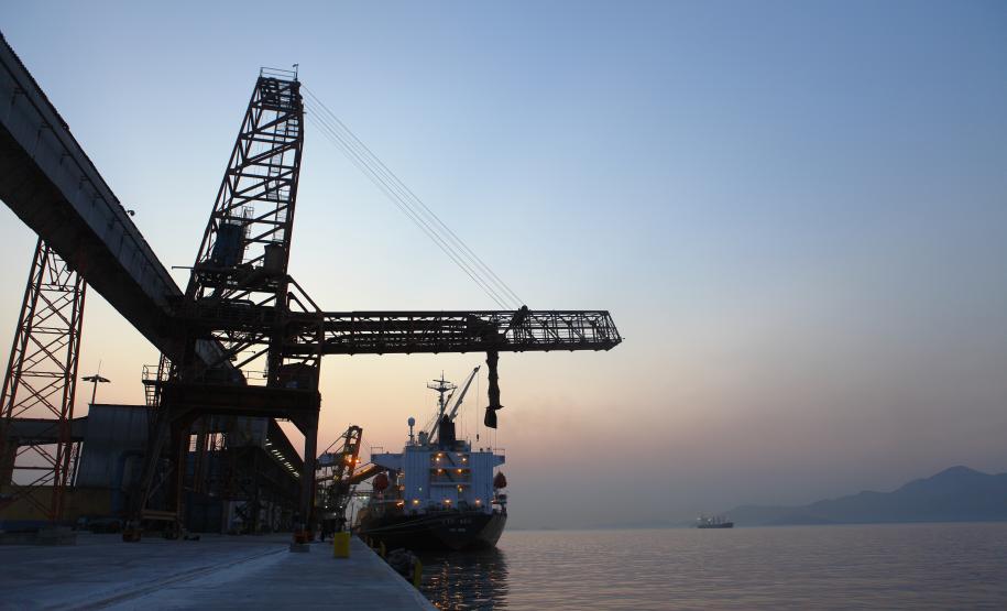 A partir de agora, os navios não terão restrição para as operações e navegação noturnas. Agilidade e segurança das operações são garantidas pela atualização das normas de tráfego marítimo e permanência nos portos paranaenses.