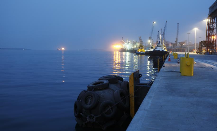 A partir de agora, os navios não terão restrição para as operações e navegação noturnas. Agilidade e segurança das operações são garantidas pela atualização das normas de tráfego marítimo e permanência nos portos paranaenses.