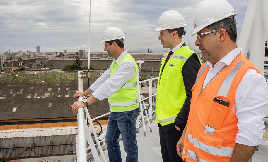 Operação é da Klabin. São 46 mil toneladas que seguem para o porto de Qingdao na China. É a primeira vez que uma carga total de celulose é realizada pela empresa no cais público do Paraná.