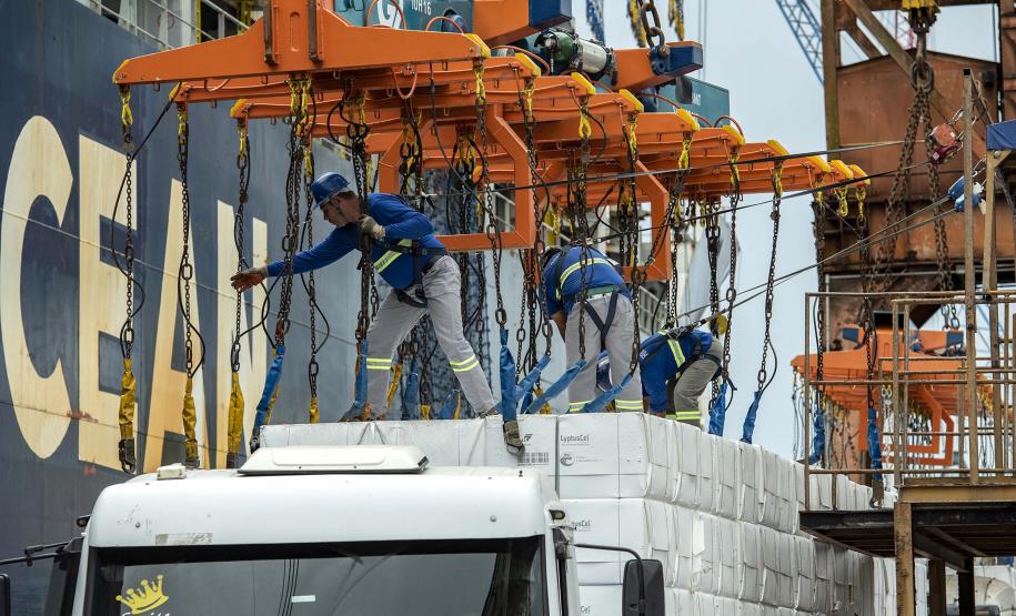 Operação é da Klabin. São 46 mil toneladas que seguem para o porto de Qingdao na China. É a primeira vez que uma carga total de celulose é realizada pela empresa no cais público do Paraná.