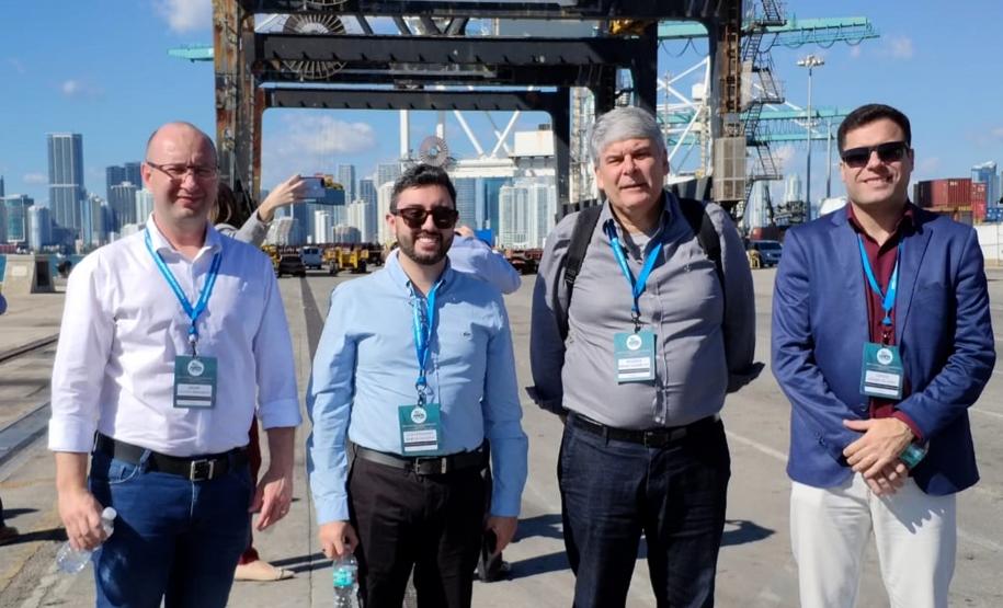 As oportunidades de negócios nos Portos do Paraná estão sendo apresentadas em Miami (EUA) no 28.º Congresso Latino-Americano de Portos. A empresa pública paranaense representa os terminais brasileiros e participa do evento junto com a Autoridade Portuária de Santos.