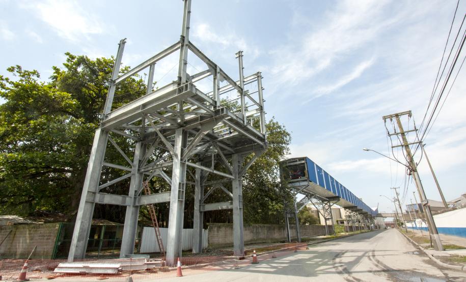 Os terminais que atuam em Paranaguá se preparam para operar em um novo Corredor de Exportação Oeste. De acordo com o chefe da Divisão de Operações, Maurício do Carmo, os dois novos shiploaders serão interligados a três terminais, sendo dois deles novos empreendimentos. “Futuramente, vamos chegar a cinco terminais interligados nesse complexo”, disse.