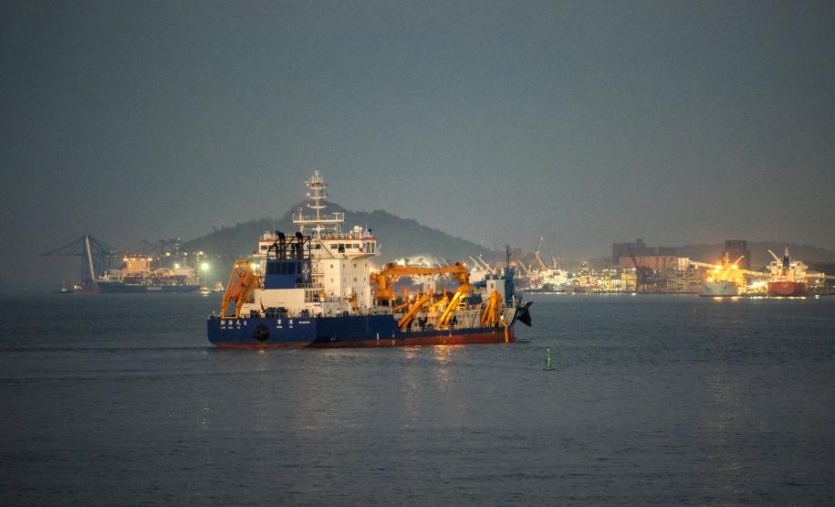 A partir de agora, os navios não terão restrição para as operações e navegação noturnas. Agilidade e segurança das operações são garantidas pela atualização das normas de tráfego marítimo e permanência nos portos paranaenses.