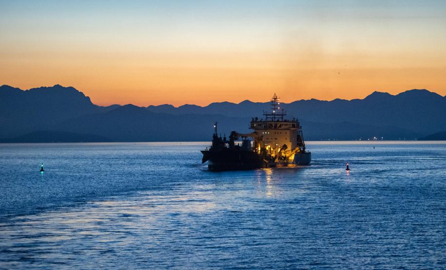 A partir de agora, os navios não terão restrição para as operações e navegação noturnas. Agilidade e segurança das operações são garantidas pela atualização das normas de tráfego marítimo e permanência nos portos paranaenses.