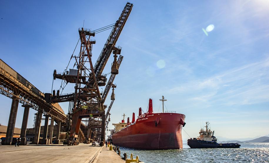 Índice refere-se à comparação dos primeiros dez meses desse ano com o mesmo período de 2018. No porto de Paranaguá, a maior redução foi no berço 209, prioritário para as operações de descarga de fertilizantes. O tempo de espera dos navios foi 63% menor.