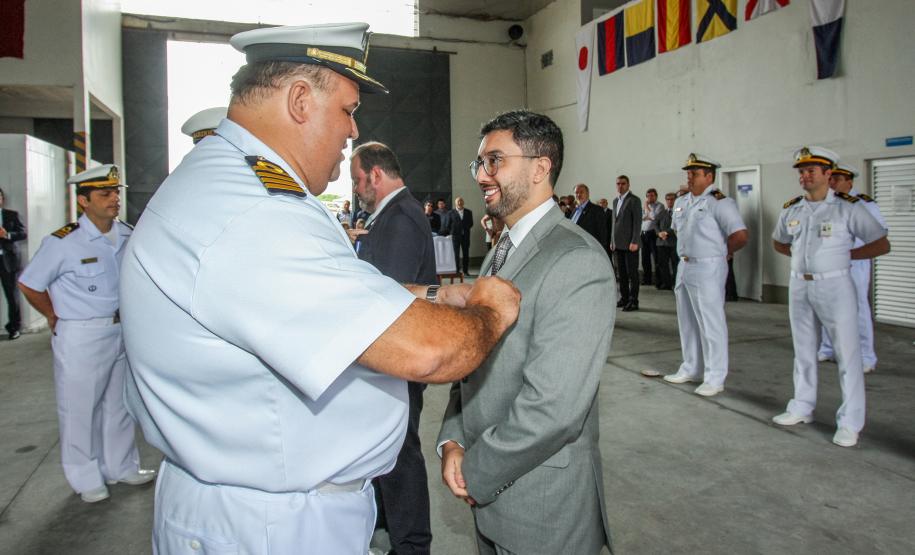 Luiz Fernando Garcia recebeu a medalha Amigo da Marinha, em reconhecimento aos serviços da autoridade portuária na manutenção da segurança da navegação pelos Portos do Paraná