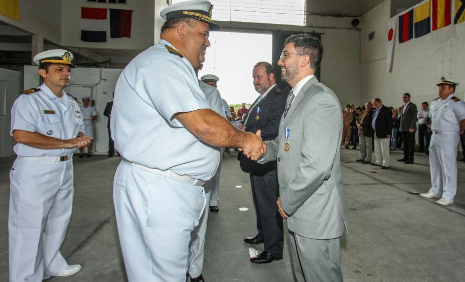 Luiz Fernando Garcia recebeu a medalha Amigo da Marinha, em reconhecimento aos serviços da autoridade portuária na manutenção da segurança da navegação pelos Portos do Paraná
