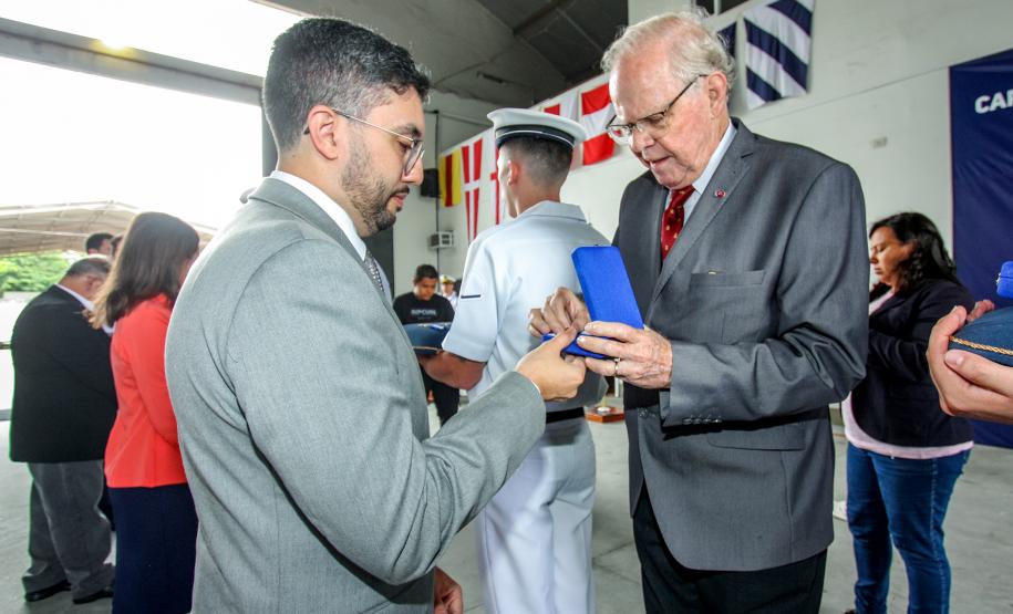 Luiz Fernando Garcia recebeu a medalha Amigo da Marinha, em reconhecimento aos serviços da autoridade portuária na manutenção da segurança da navegação pelos Portos do Paraná