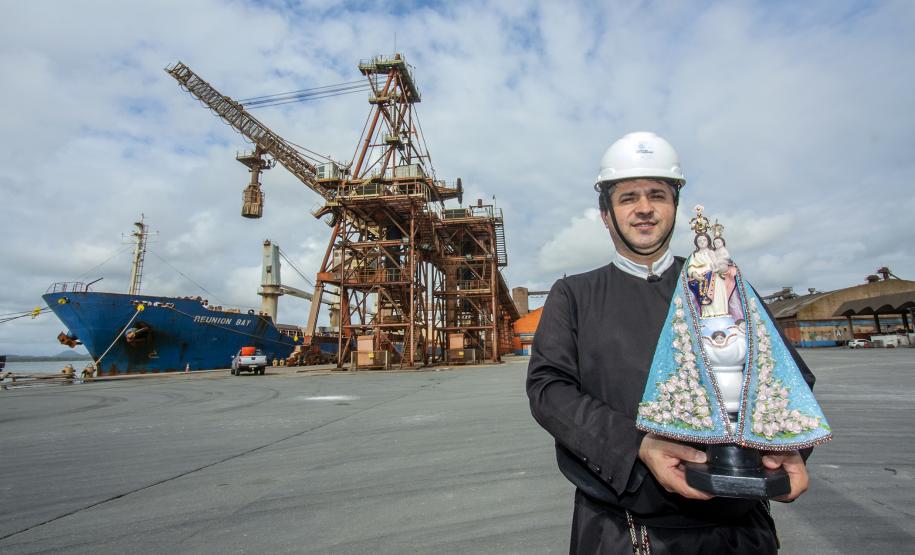 Padroeira do Paraná faz procissão pelo cais do Porto de Paranaguá