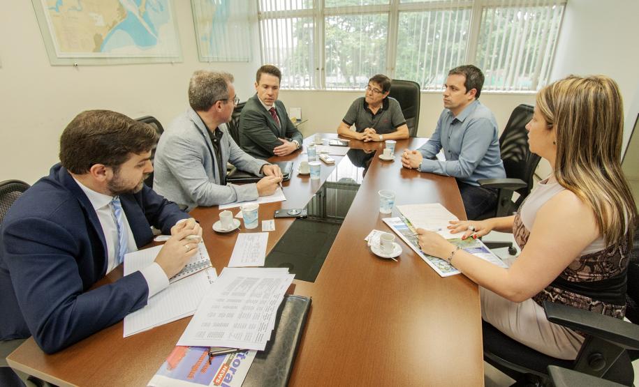 Ele conheceu um pouco mais sobre a estrutura dos portos paranaenses. De janeiro a outubro, este ano, foi quase 1,2 milhão de toneladas de cargas movimentadas pelos terminais do Paraná, com essa origem ou destino.