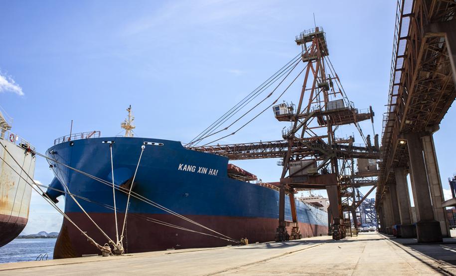 Serão 89 mil toneladas de farelo de soja, carregadas no navio Kang Xin Hai, que tem 254 metros de comprimento e segue para o porto de Amsterdã. Esta é a segunda maior operação de granéis em um único navio da história do porto paranaense