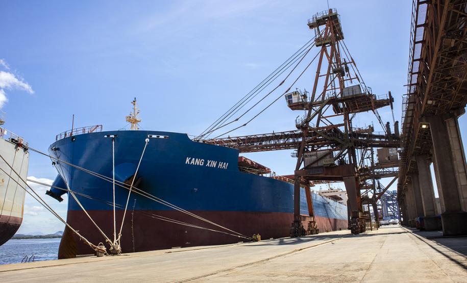 Serão 89 mil toneladas de farelo de soja, carregadas no navio Kang Xin Hai, que tem 254 metros de comprimento e segue para o porto de Amsterdã. Esta é a segunda maior operação de granéis em um único navio da história do porto paranaense