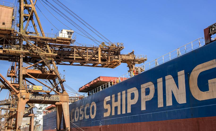 Serão 89 mil toneladas de farelo de soja, carregadas no navio Kang Xin Hai, que tem 254 metros de comprimento e segue para o porto de Amsterdã. Esta é a segunda maior operação de granéis em um único navio da história do porto paranaense