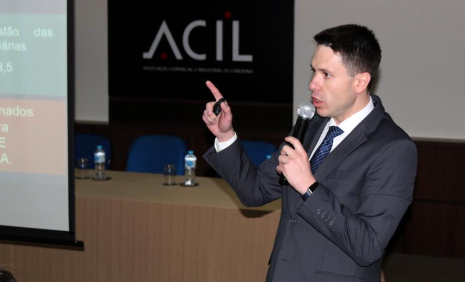 Os projetos, ações e investimentos que o Estado vem fazendo nos diferentes modais foram apresentados no Fórum Empresarial Infraestrutura e Logística no Paraná, promovido pela Associação Comercial e Industrial de Londrina (Acil), pelo secretário de Infraestrutura e Logística, Sandro Alex.