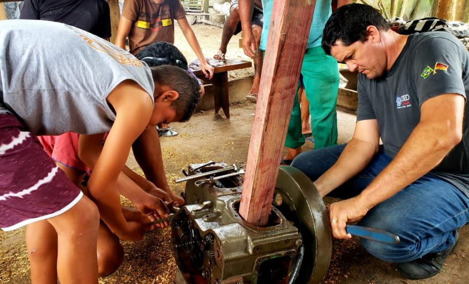 A empresa Portos do Paraná oferece a atividade, nessa semana, na Ilha de São Miguel. Objetivo é ensinar sobre manutenção de motores para que os pescadores fiquem menos dependentes de serviços de terceiros. Ainda em novembro, a atividade acontecerá na Ilha do Teixeira.