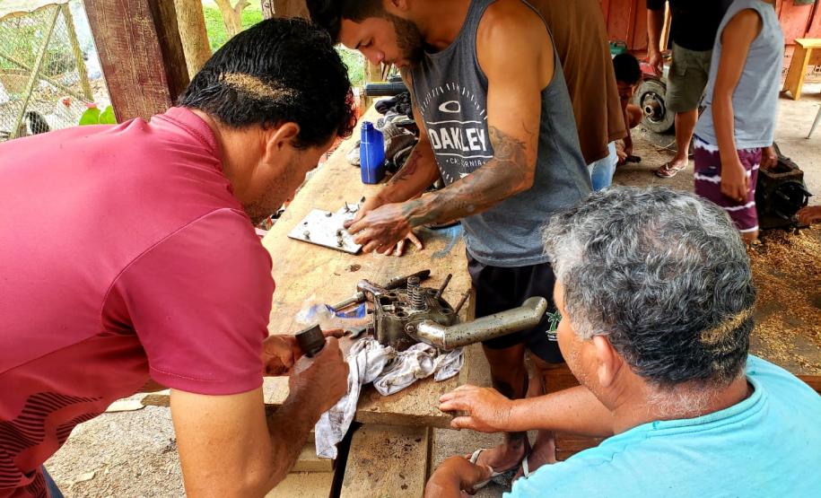 A empresa Portos do Paraná oferece a atividade, nessa semana, na Ilha de São Miguel. Objetivo é ensinar sobre manutenção de motores para que os pescadores fiquem menos dependentes de serviços de terceiros. Ainda em novembro, a atividade acontecerá na Ilha do Teixeira.