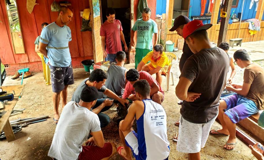 A empresa Portos do Paraná oferece a atividade, nessa semana, na Ilha de São Miguel. Objetivo é ensinar sobre manutenção de motores para que os pescadores fiquem menos dependentes de serviços de terceiros. Ainda em novembro, a atividade acontecerá na Ilha do Teixeira.