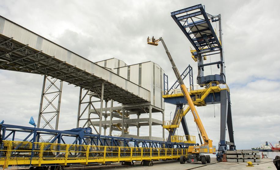 Estão em fase de montagem os equipamentos que vão compor o novo berço 201, com início das operações previsto para o primeiro semestre de 2020. O futuro Corredor de Exportação Oeste vai interligar cinco terminais de granéis e movimentar 6 milhões de toneladas de grãos por ano.