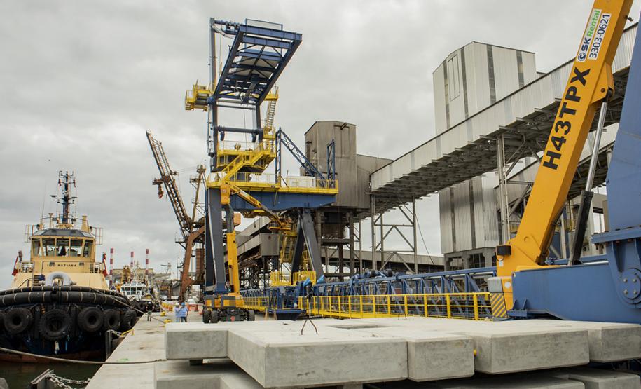 Estão em fase de montagem os equipamentos que vão compor o novo berço 201, com início das operações previsto para o primeiro semestre de 2020. O futuro Corredor de Exportação Oeste vai interligar cinco terminais de granéis e movimentar 6 milhões de toneladas de grãos por ano.
