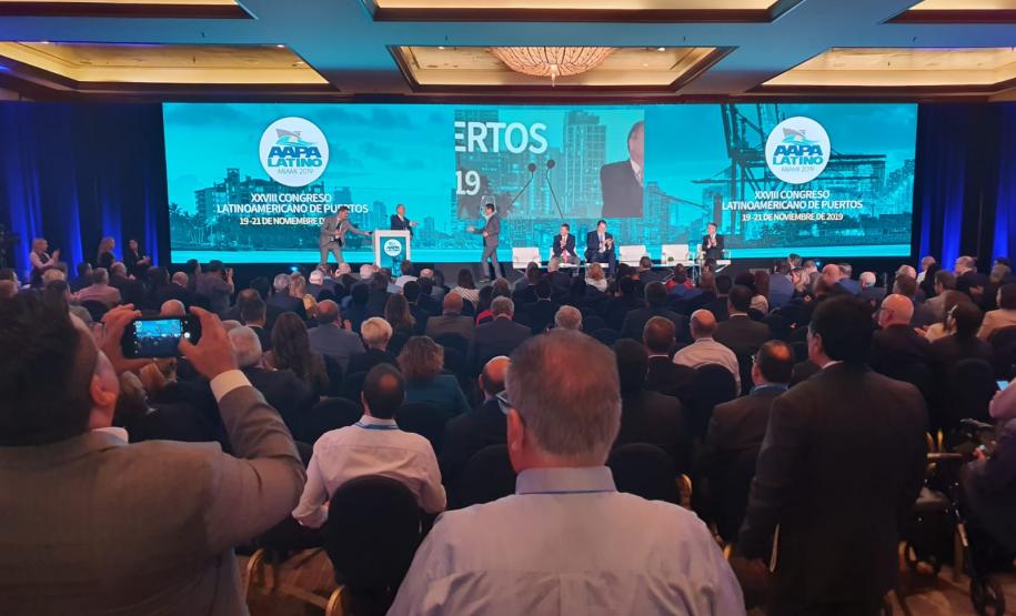 As oportunidades de negócios nos Portos do Paraná estão sendo apresentadas em Miami (EUA) no 28.º Congresso Latino-Americano de Portos. A empresa pública paranaense representa os terminais brasileiros e participa do evento junto com a Autoridade Portuária de Santos.