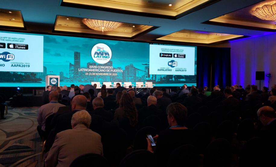 As oportunidades de negócios nos Portos do Paraná estão sendo apresentadas em Miami (EUA) no 28.º Congresso Latino-Americano de Portos. A empresa pública paranaense representa os terminais brasileiros e participa do evento junto com a Autoridade Portuária de Santos.