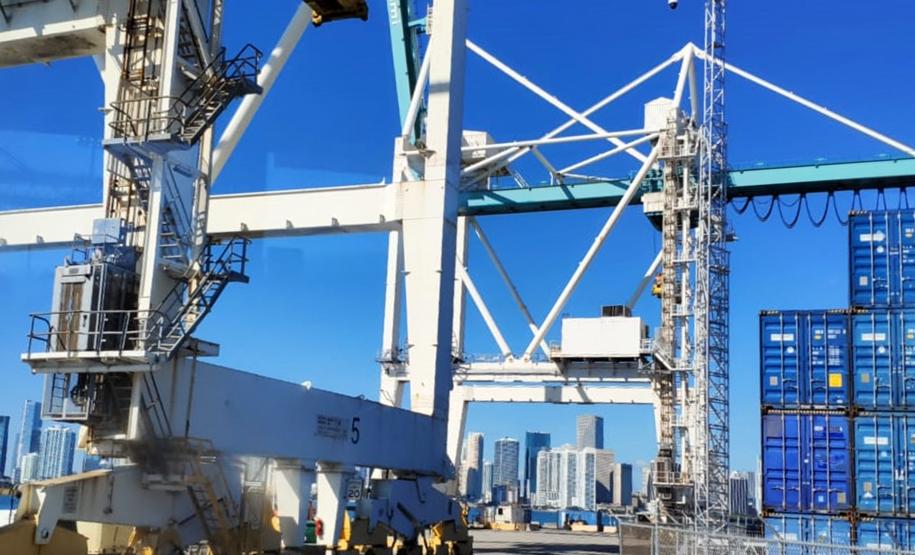 As oportunidades de negócios nos Portos do Paraná estão sendo apresentadas em Miami (EUA) no 28.º Congresso Latino-Americano de Portos. A empresa pública paranaense representa os terminais brasileiros e participa do evento junto com a Autoridade Portuária de Santos.