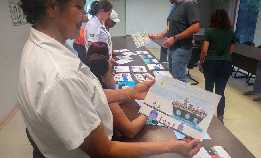 Concurso é organizado pela Portos do Paraná, em parceria com a prefeitura. Além de retratar o porto, os alunos também criam frases sobre a visita que fizeram.