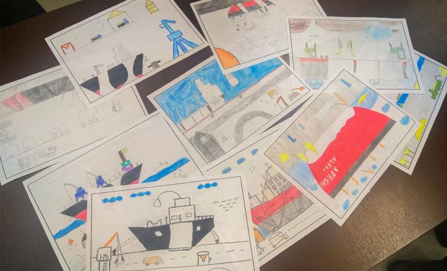 Concurso é organizado pela Portos do Paraná, em parceria com a prefeitura. Além de retratar o porto, os alunos também criam frases sobre a visita que fizeram.