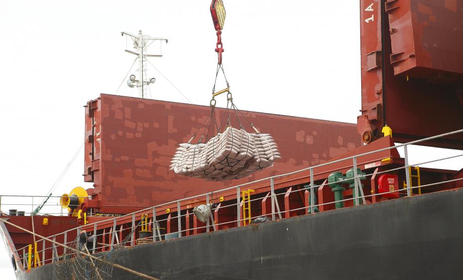 A movimentação de carga geral pelos portos de Paranaguá e Antonina aumentou 7%. De janeiro a novembro deste ano foram cerca de 10,34 milhões de toneladas importadas e exportadas. No mesmo período em 2018 foram 9,66 milhões de toneladas. Neste segmento, o acréscimo é puxado, principalmente, pelos contêineres e veículos.