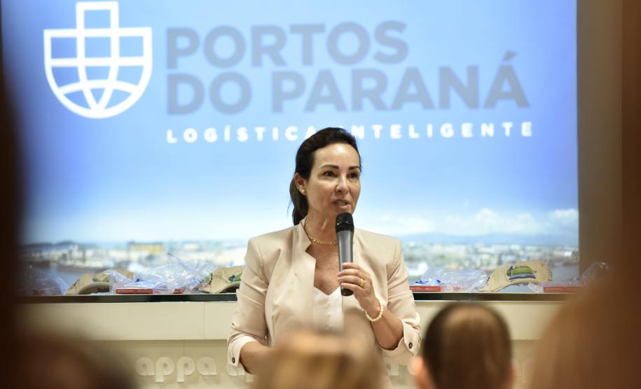 A empresa pública Portos do Paraná acaba de renovar o convênio do Projeto Porto Escola com os municípios de Paranaguá e Antonina. Com o ato desta terça-feira (10), a empresa dá continuidade à atividade que tem como objetivo abrir e aproximar ainda mais o porto da cidade. No programa, isso se dá através da educação. Em cinco anos, já são 9.561 alunos atendidos.