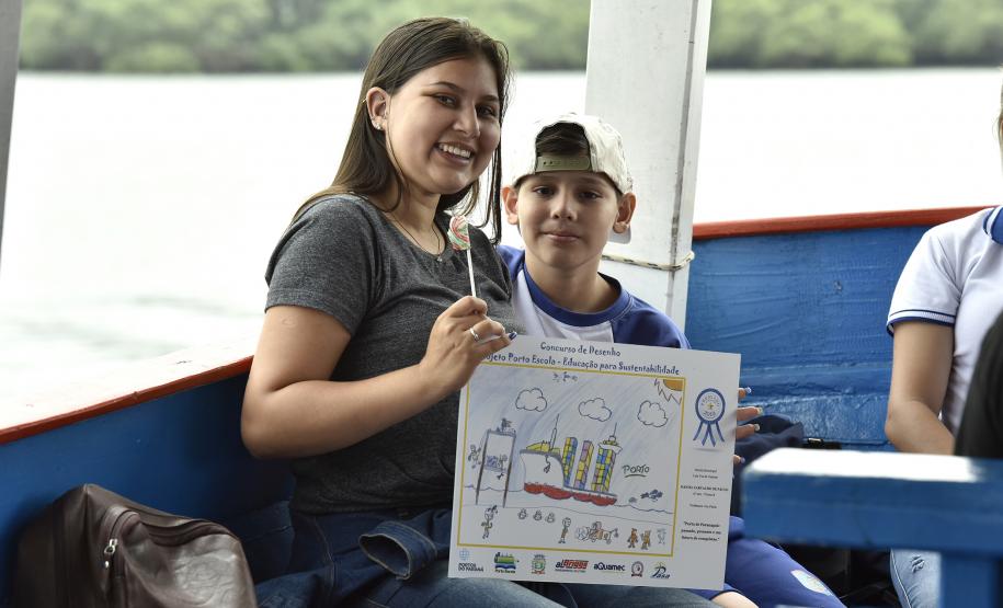 A empresa pública Portos do Paraná acaba de renovar o convênio do Projeto Porto Escola com os municípios de Paranaguá e Antonina. Com o ato desta terça-feira (10), a empresa dá continuidade à atividade que tem como objetivo abrir e aproximar ainda mais o porto da cidade. No programa, isso se dá através da educação. Em cinco anos, já são 9.561 alunos atendidos.