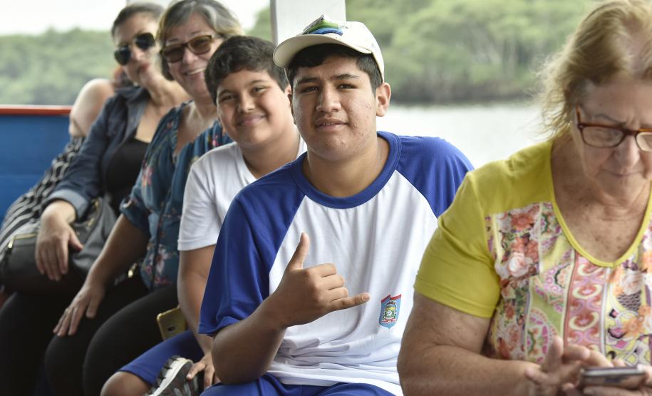 A empresa pública Portos do Paraná acaba de renovar o convênio do Projeto Porto Escola com os municípios de Paranaguá e Antonina. Com o ato desta terça-feira (10), a empresa dá continuidade à atividade que tem como objetivo abrir e aproximar ainda mais o porto da cidade. No programa, isso se dá através da educação. Em cinco anos, já são 9.561 alunos atendidos.