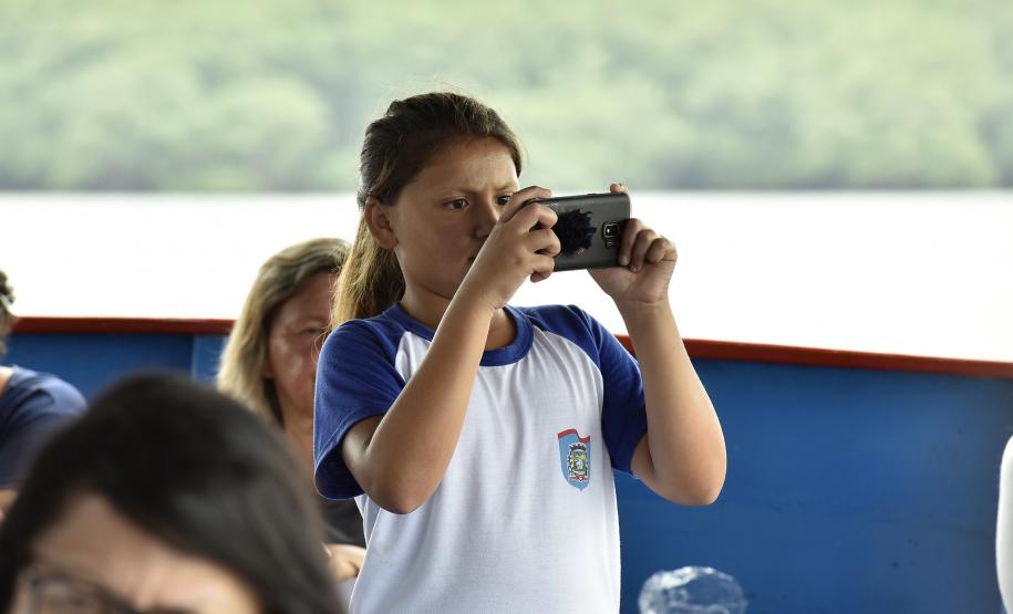 A empresa pública Portos do Paraná acaba de renovar o convênio do Projeto Porto Escola com os municípios de Paranaguá e Antonina. Com o ato desta terça-feira (10), a empresa dá continuidade à atividade que tem como objetivo abrir e aproximar ainda mais o porto da cidade. No programa, isso se dá através da educação. Em cinco anos, já são 9.561 alunos atendidos.