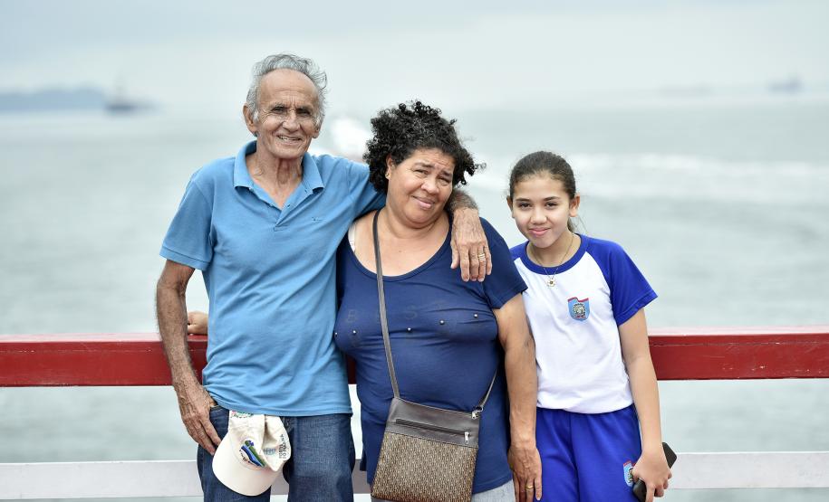 A empresa pública Portos do Paraná acaba de renovar o convênio do Projeto Porto Escola com os municípios de Paranaguá e Antonina. Com o ato desta terça-feira (10), a empresa dá continuidade à atividade que tem como objetivo abrir e aproximar ainda mais o porto da cidade. No programa, isso se dá através da educação. Em cinco anos, já são 9.561 alunos atendidos.