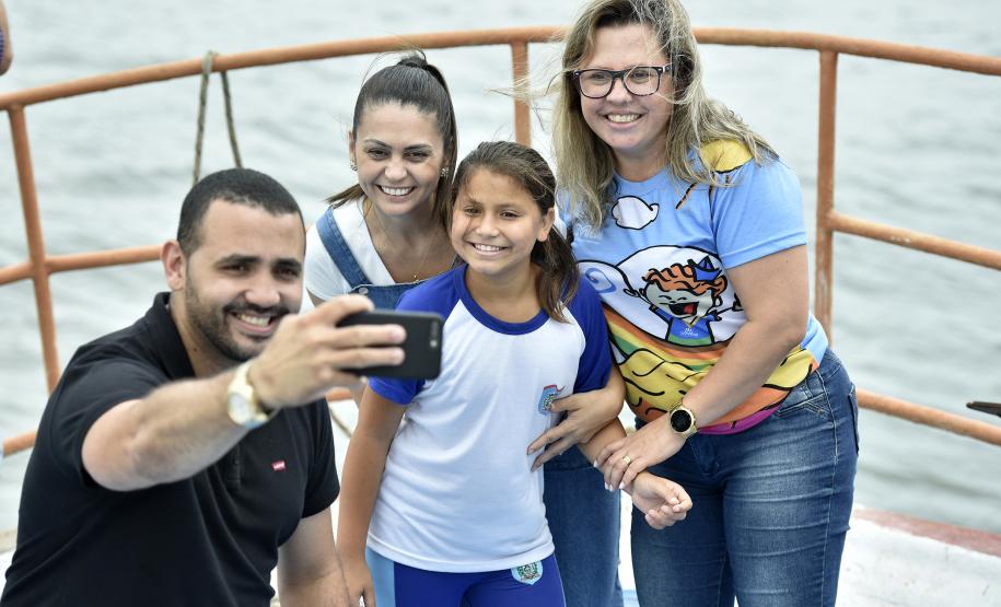 A empresa pública Portos do Paraná acaba de renovar o convênio do Projeto Porto Escola com os municípios de Paranaguá e Antonina. Com o ato desta terça-feira (10), a empresa dá continuidade à atividade que tem como objetivo abrir e aproximar ainda mais o porto da cidade. No programa, isso se dá através da educação. Em cinco anos, já são 9.561 alunos atendidos.