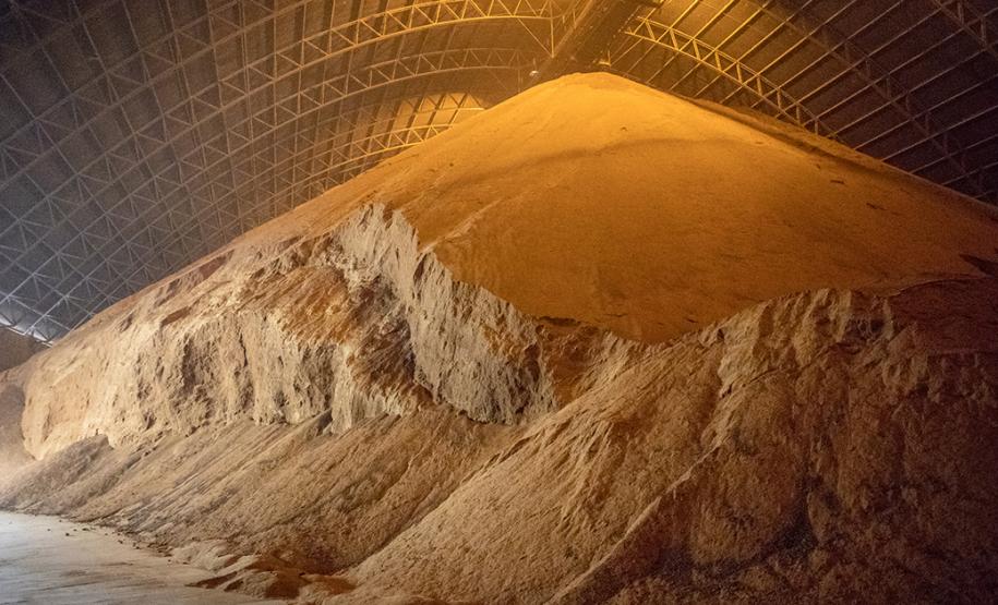 O Porto de Paranaguá embarca nesta semana a primeira carga de DDGS, um coproduto do processamento do milho para a fabricação de etanol – o que sobra do grão. A operação será um teste para que o produto passe a entrar na rotina das exportações paranaenses a granel. Neste primeiro lote, 27,5 mil toneladas serão levadas à Inglaterra pelo navio Interlink Acuity.