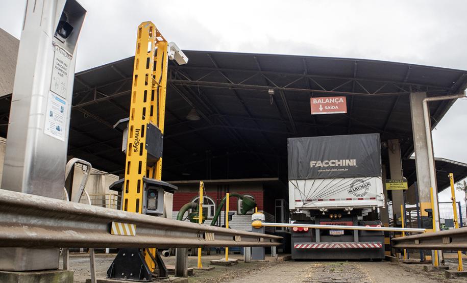 O Porto de Paranaguá embarca nesta semana a primeira carga de DDGS, um coproduto do processamento do milho para a fabricação de etanol – o que sobra do grão. A operação será um teste para que o produto passe a entrar na rotina das exportações paranaenses a granel. Neste primeiro lote, 27,5 mil toneladas serão levadas à Inglaterra pelo navio Interlink Acuity.