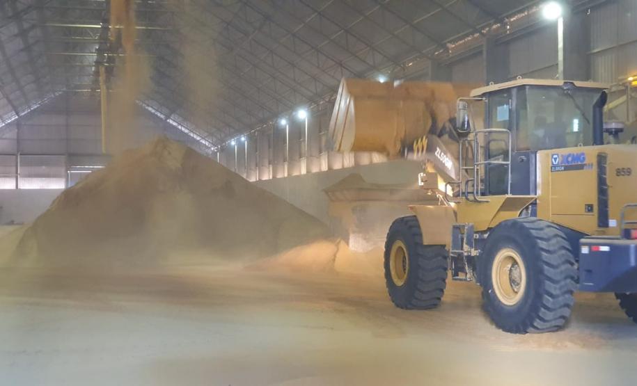 O produto embarcado pelo Porto de Paranaguá foi produzido em Sinop, no Mato Grosso, pela Inpasa Agroindustrial S.A. No Brasil, a empresa chega a processar 3,6 mil toneladas de milho por dia, produzindo 1,5 milhão de litros de etanol e mil toneladas de DDGS diariamente. Segundo o gerente comercial, Jeferson Santi, além da primeira exportação de DDGS da empresa pelo País, será a pioneira também no Brasil.