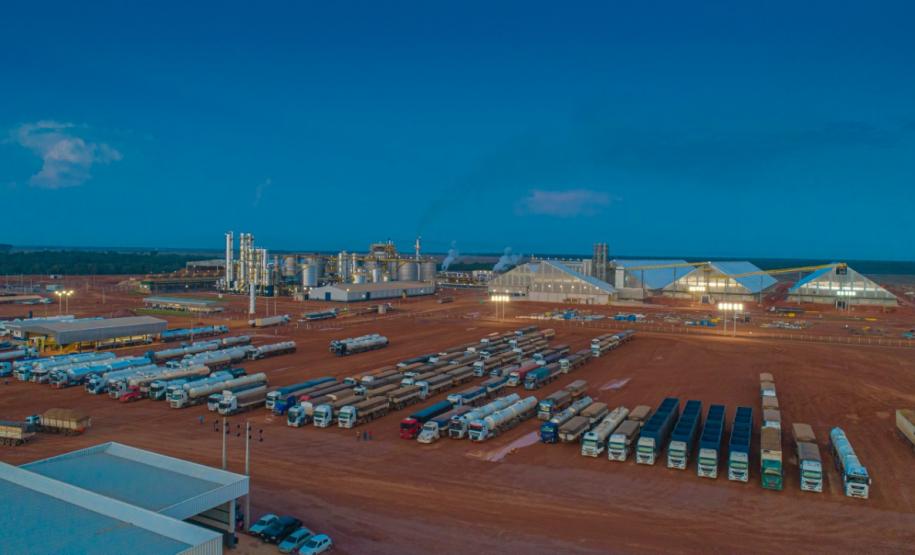 O produto embarcado pelo Porto de Paranaguá foi produzido em Sinop, no Mato Grosso, pela Inpasa Agroindustrial S.A. No Brasil, a empresa chega a processar 3,6 mil toneladas de milho por dia, produzindo 1,5 milhão de litros de etanol e mil toneladas de DDGS diariamente. Segundo o gerente comercial, Jeferson Santi, além da primeira exportação de DDGS da empresa pelo País, será a pioneira também no Brasil.