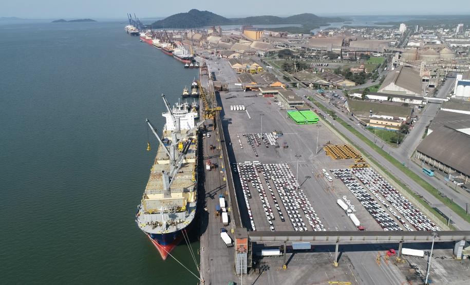 O ano de 2019 foi de conquistas e avanços na Portos do Paraná. Com novo posicionamento de marca, a Administração dos Portos de Paranaguá e Antonina foi a primeira do país a ter a gestão descentralizada para arrendamentos portuários. Em movimentação, o balanço prévio já soma 51,6 milhões de toneladas movimentadas. Até esta semana, foram 2.319 atracações.