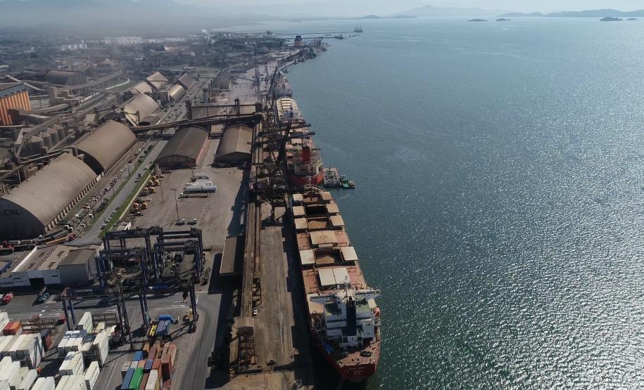 O ano de 2019 foi de conquistas e avanços na Portos do Paraná. Com novo posicionamento de marca, a Administração dos Portos de Paranaguá e Antonina foi a primeira do país a ter a gestão descentralizada para arrendamentos portuários. Em movimentação, o balanço prévio já soma 51,6 milhões de toneladas movimentadas. Até esta semana, foram 2.319 atracações.