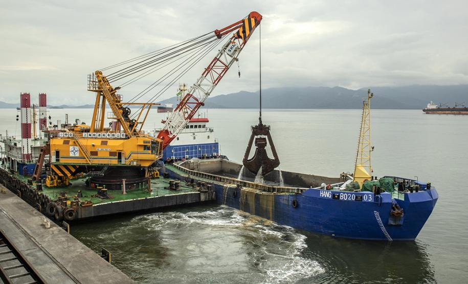 Os berços do Porto de Paranaguá começam a ser dragados por um draga mecânica, nesta sexta-feira (6). Esta é a primeira vez que uma “Clamshell” realiza obras nos portos paranaenses. A diferença entre essa e as embarcações comuns na realização desse serviço marítimo, no Estado, é a precisão e a segurança para dragar mais próximo ao costado.