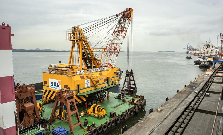 Os berços do Porto de Paranaguá começam a ser dragados por um draga mecânica, nesta sexta-feira (6). Esta é a primeira vez que uma “Clamshell” realiza obras nos portos paranaenses. A diferença entre essa e as embarcações comuns na realização desse serviço marítimo, no Estado, é a precisão e a segurança para dragar mais próximo ao costado.