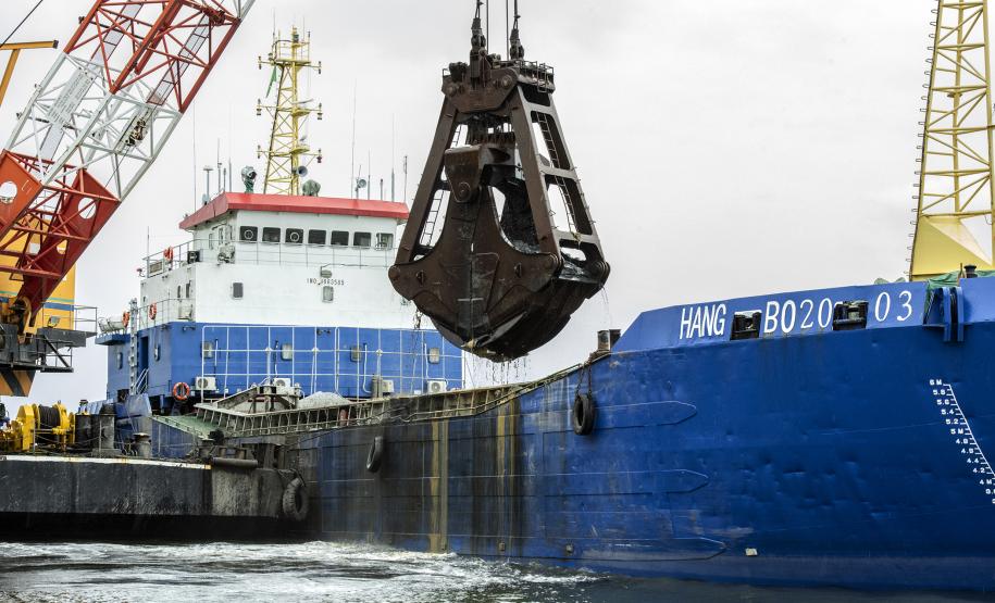 Os berços do Porto de Paranaguá começam a ser dragados por um draga mecânica, nesta sexta-feira (6). Esta é a primeira vez que uma “Clamshell” realiza obras nos portos paranaenses. A diferença entre essa e as embarcações comuns na realização desse serviço marítimo, no Estado, é a precisão e a segurança para dragar mais próximo ao costado.