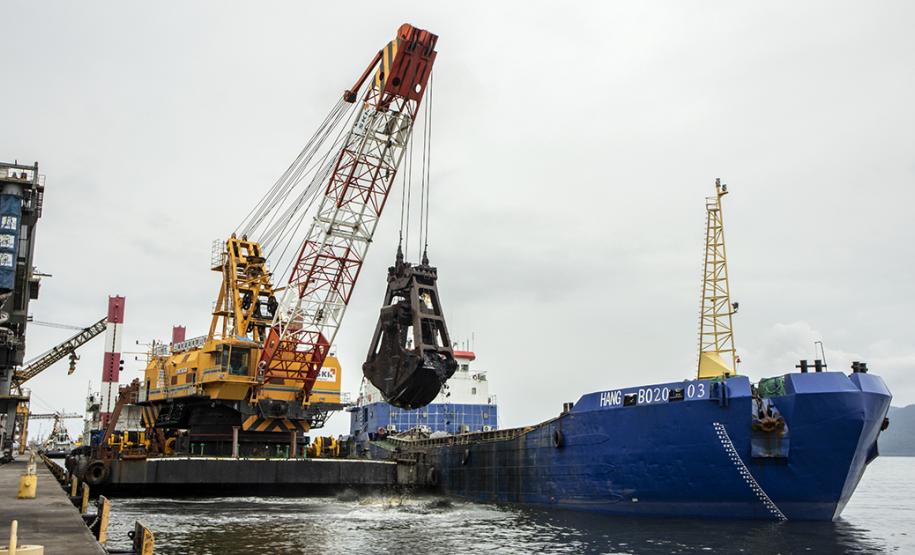 Os berços do Porto de Paranaguá começam a ser dragados por um draga mecânica, nesta sexta-feira (6). Esta é a primeira vez que uma “Clamshell” realiza obras nos portos paranaenses. A diferença entre essa e as embarcações comuns na realização desse serviço marítimo, no Estado, é a precisão e a segurança para dragar mais próximo ao costado.