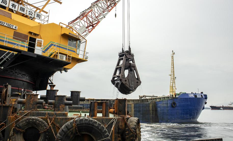 Os berços do Porto de Paranaguá começam a ser dragados por um draga mecânica, nesta sexta-feira (6). Esta é a primeira vez que uma “Clamshell” realiza obras nos portos paranaenses. A diferença entre essa e as embarcações comuns na realização desse serviço marítimo, no Estado, é a precisão e a segurança para dragar mais próximo ao costado.