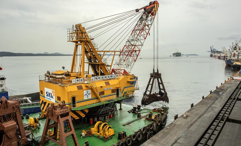 Os berços do Porto de Paranaguá começam a ser dragados por um draga mecânica, nesta sexta-feira (6). Esta é a primeira vez que uma “Clamshell” realiza obras nos portos paranaenses. A diferença entre essa e as embarcações comuns na realização desse serviço marítimo, no Estado, é a precisão e a segurança para dragar mais próximo ao costado.